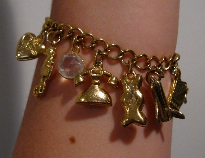 A gold charm bracelet, the analogy for a chain anchored while links are added